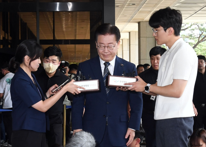 더불어민주당 이재명 대표가 백현동 특혜개발 의혹과 관련해 피의자 신분으로 조사를 받기 위해 17일 오전 서울 서초구 서울중앙지검에 출석하고 있다. 황진환 기자