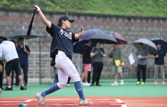 2024 KBO 신인드래프트 트라이아웃 타격 테스트에서 내야수 장현진이 공을 치고 있다. KBO 제공