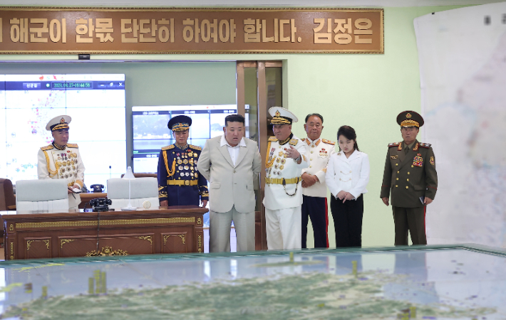 김정은 북한 국무위원장이 딸 주애와 함께 27일 북한의 해군절을 맞아 해군사령부를 방문해 장병들을 격려했다고 조선중앙통신이 29일 보도했다. 연합뉴스 