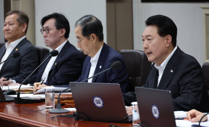 윤석열 대통령이 29일 서울 용산 대통령실 청사에서 열린 국무회의에서 발언하고 있다. 연합뉴스