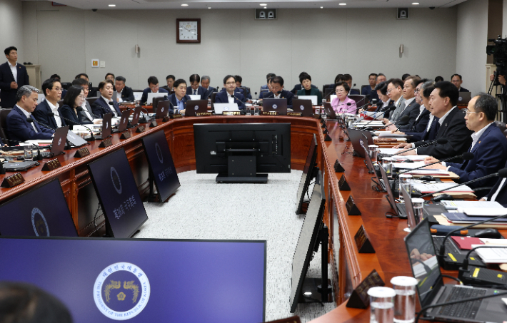 윤석열 대통령이 29일 서울 용산 대통령실 청사에서 열린 국무회의에서 발언하고 있다. 연합뉴스