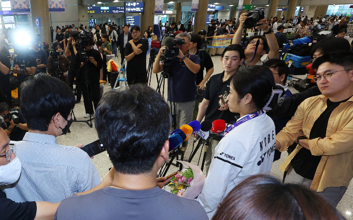 안세영이 29일 오전 인천국제공항 제1여객터미널에서 취재진과 인터뷰를 하고 있다. 연합뉴스