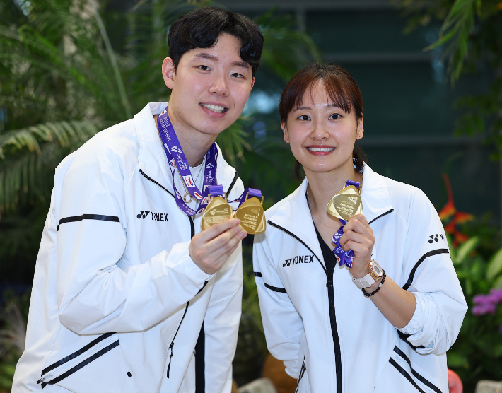 2023 세계배드민턴선수권대회 혼합 복식에서 금메달을 차지한 서승재(왼쪽)와 채유정. 연합뉴스