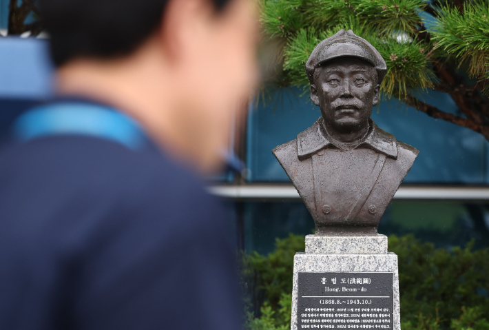 서울 용산구 국방부 청사 앞에 설치된 고 홍범도 장군 흉상 모습. 연합뉴스