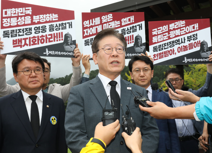 이재명 더불어민주당 대표가 29일 오후 대전 유성구 국립대전현충원 내 홍범도 장군 묘역을 찾아 참배한 뒤 취재진의 질의에 응답하고 있다. 연합뉴스