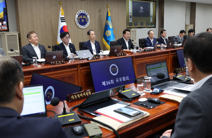 윤석열 대통령이 29일 서울 용산 대통령실 청사에서 국무회의를 주재하고 있다. 연합뉴스