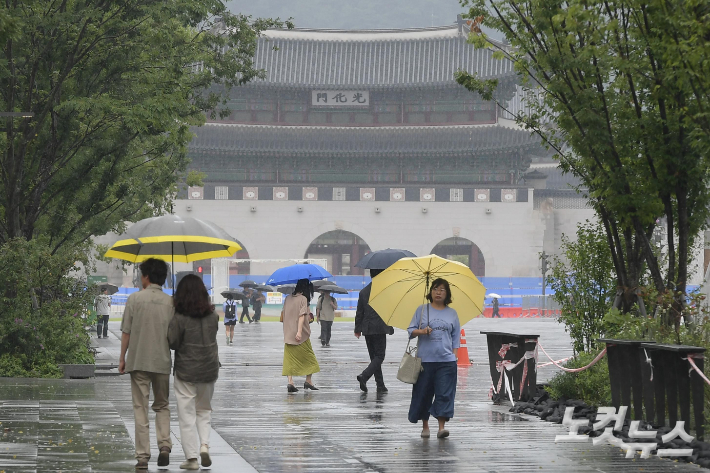 가을을 재촉하는 비가 내린 지난 28일 서울 광화문광장에서 우산을 쓴 시민들이 발걸음을 옮기고 있다. 박종민 기자