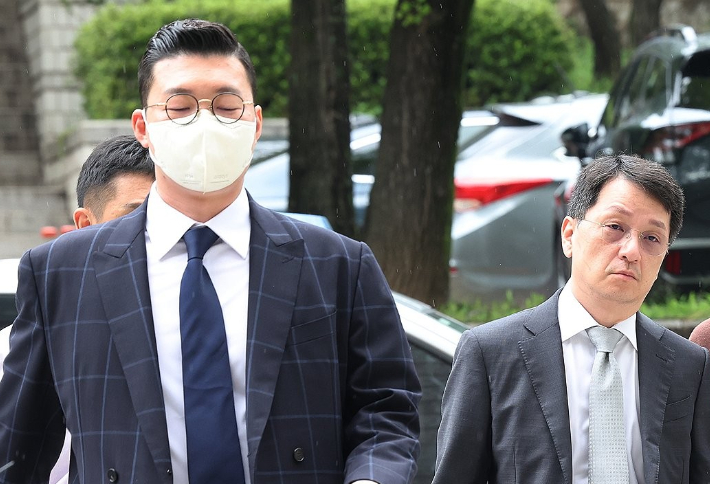 이상영 대우산업개발 회장(왼쪽)과 한재준 전 대우산업개발 대표가 29일 오전 서울 서초구 서울중앙지법에서 열린 특정경제범죄 가중처벌 등에 관한 법률 위반(횡령·배임·사기) 등 혐의 관련 영장실질심사를 받기 위해 법정으로 향하고 있다. 연합뉴스