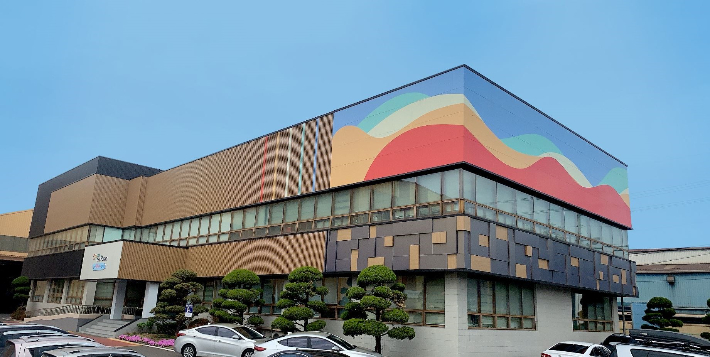 포스코스틸리온 포항 컬러공장 사무동에 적용된 포스아트 강판. 포스코 제공