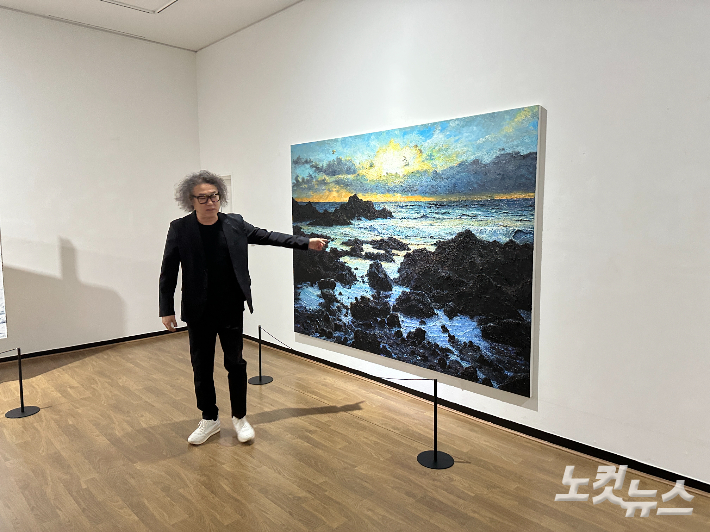 이건수 전남국제수묵비엔날레 총감독이 30일 전남 목포문화예술회관에서 열린 프레스데이에서 전시작품을 설명하고 있다. 김한영 기자