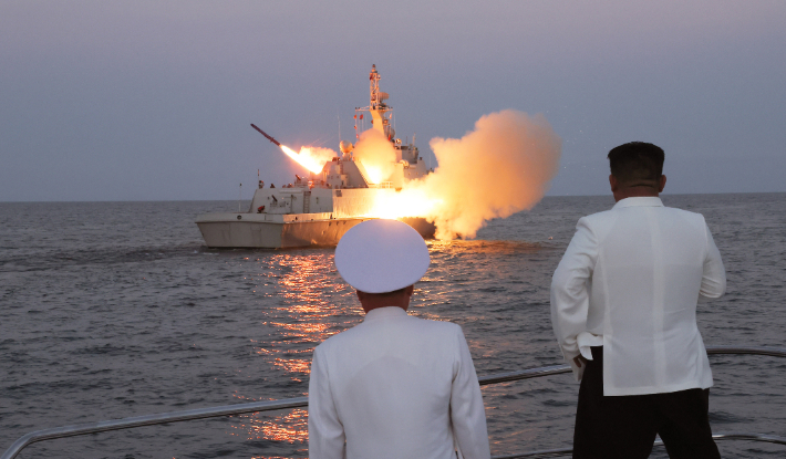 김정은 북한 국무위원장이 해군 함대 전략무기 발사훈련을 참관하는 모습. 연합뉴스