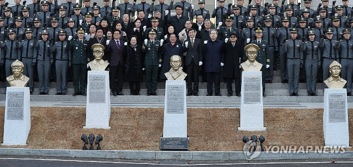 (서울=연합뉴스) 군이 육군사관학교에 설치된 홍범도 장군 등 독립운동가 5명의 흉상을 철거하기로 해 논란이 확산하자 홍범도 장군 흉상만 이전하는 쪽으로 가닥을 잡은 것으로 보인다. 군은 육사뿐 아니라 국방부 청사 앞에 설치된 홍범도 장군 흉상도 이전을 검토하는 등 '홍범도 지우기'를 본격화하고 나섰다.     사진은 지난 2018년 3월 1일 서울 육군사관학교에서 열린 독립전쟁 영웅 5인 흉상 제막식 모습. 2023.8.28 [연합뉴스 자료사진] photo@yna.co.kr 연합뉴스