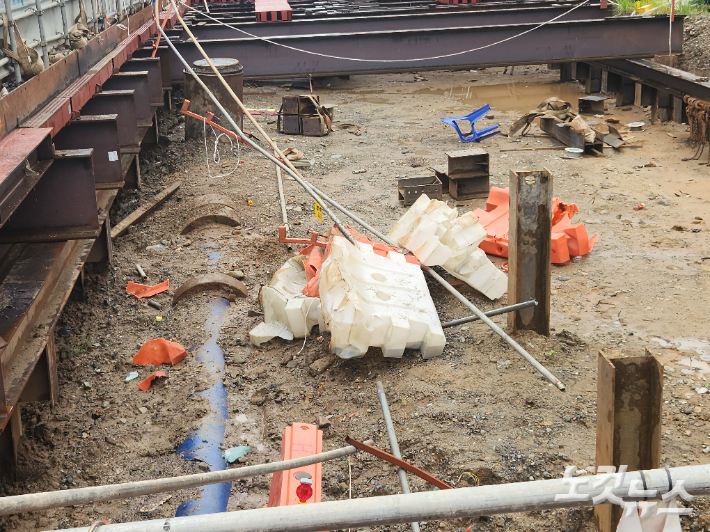 30일 광주 남구 백운광장 인근 SUV 차량 추락사고가 발생한 공사구간에 교통안전 시설물이 널브러져 있다. 박성은 기자 