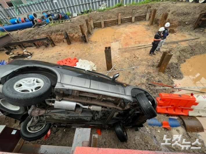 30일 오전 7시 5분쯤 광주 남구 남구청 앞 도시철도 2호선 공사 현장에 승용차가 추락하는 사고가 발생했다. 독자 제공