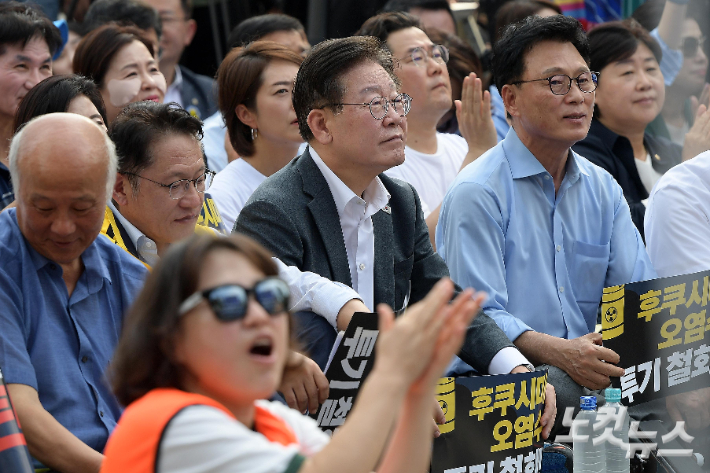 이재명 더불어민주당 대표가 26일 서울 프레스센터 앞에서 열린 후쿠시마 핵오염수 해양투기 중단·윤석열정부 규탄 범국민대회에서 피켓을 들고 있다. 박종민 기자