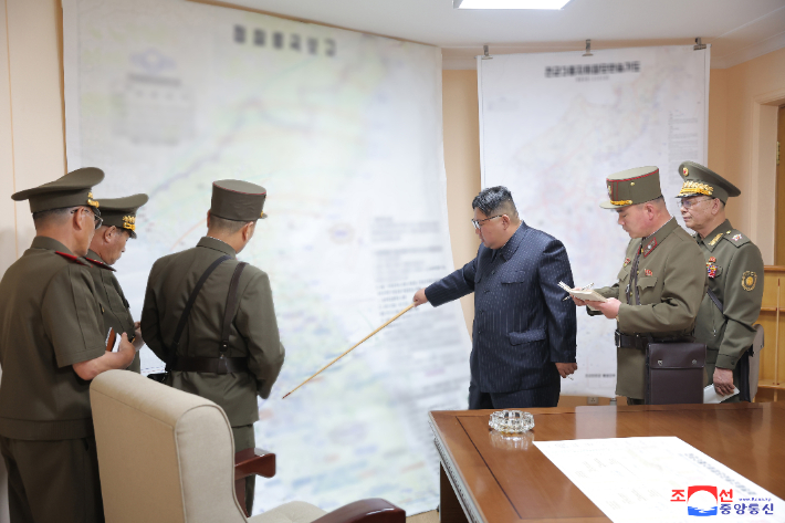 북, '남한점령' 전군지휘훈련 실시…김정은, 지휘소 방문. 연합뉴스