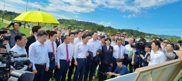 국민의힘 지도부가 2023순천만국제정원박람회 오천 그린광장에서 노관규 순천시장으로부터 박람회장에 대한 설명을 듣고 있다. 국민의힘 순천갑당협위원회 제공