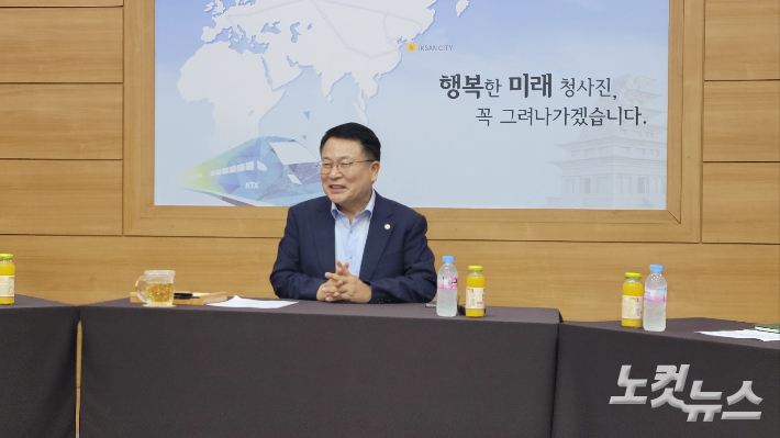 정헌율 익산시장이 31일 기자간담회를 갖고 있다. 도상진 기자