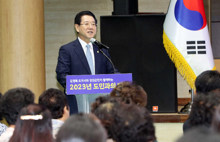 김영록 전라남도지사가 31일 강진군 강진읍 제1 실내체육관에서 열린 2023 강진군 도민과의 대화에서 군민들과 즉문즉답을 하고 있다. 전라남도 제공