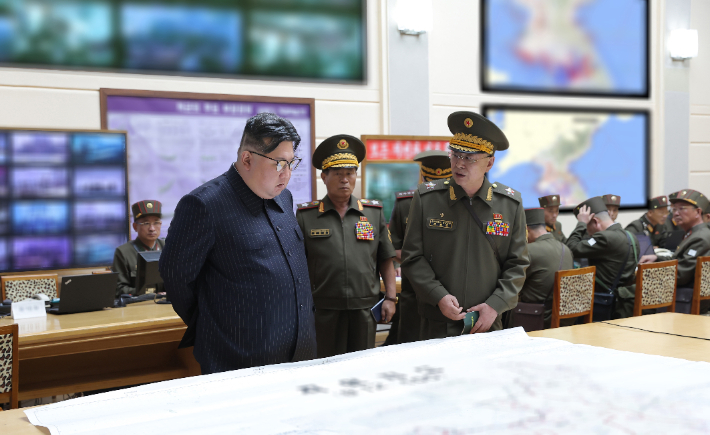 31일 북한 김정은 국무위원장이 전군지휘훈련 현장에 방문한 모습. 연합뉴스