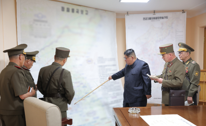 31일 북한 김정은 국무위원장이 전군지휘훈련 현장에 방문한 모습. 연합뉴스