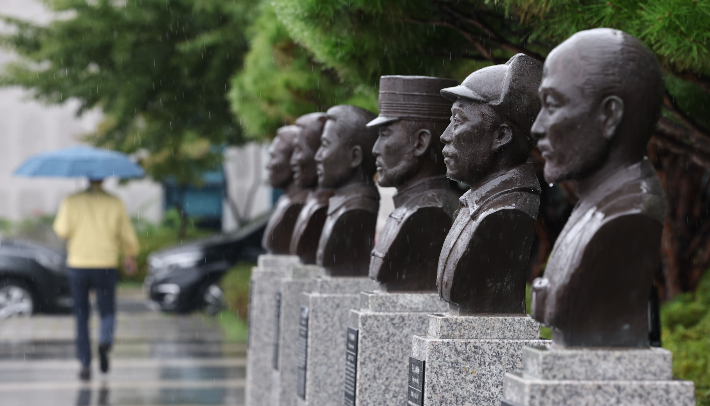 서울 용산구 국방부 청사 앞에 설치된 고 홍범도 장군 흉상 모습. 연합뉴스