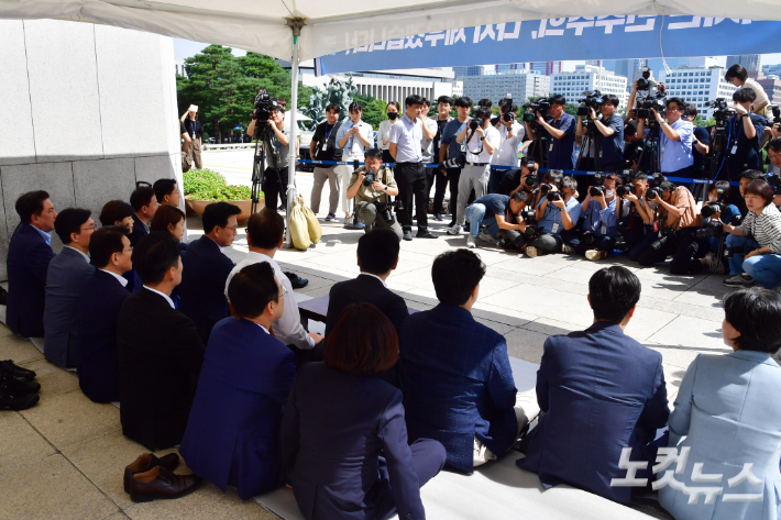 더불어민주당 이재명 대표가 지난달 31일 오후 서울 여의도 국회 본청 앞에서 단식 농성에 돌입하고 있다. 윤창원 기자