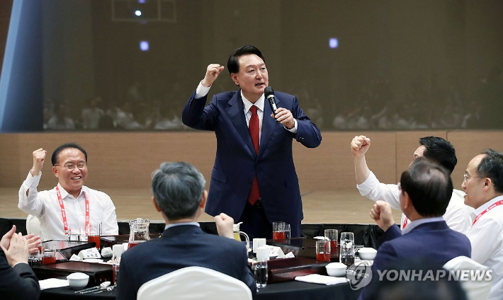 (인천=연합뉴스) 이정훈 기자 = 윤석열 대통령이 28일 인천에서 열린 2023 국민의힘 국회의원 연찬회에서 국민의힘 김기현 대표의 발언을 듣고 있다. 2023.8.28 [공동취재] uwg806@yna.co.kr 연합뉴스