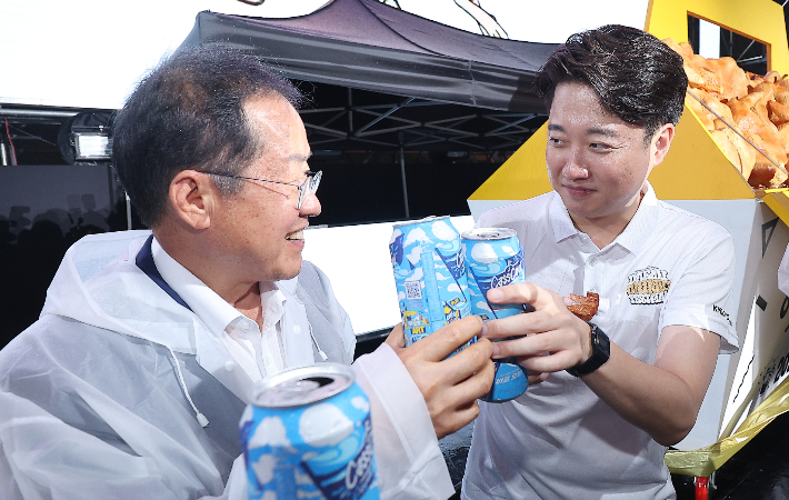 건배하는 홍준표와 이준석     (대구=연합뉴스) 윤관식 기자 = 국민의힘 이준석 전 대표와 홍준표 대구시장이 30일 대구 달서구 두류야구장에서 개막한 '2023 대구치맥페스티벌' 개막식에 참석하고 있다. 2023.8.30     psik@yna.co.kr (끝)   연합뉴스