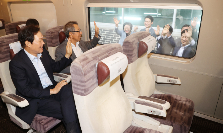 경전선 SRT가 오늘 오전 7시 8분 진주역에서 첫 출발을 알렸다. 경남도청 제공 