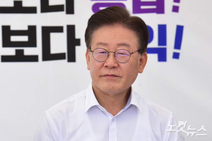 더불어민주당 이재명 대표가 지난달 31일 오후 서울 여의도 국회 본청 앞에서 단식 농성에 돌입하고 있다. 이 대표는 이날 취임 1주년 기자간담회에서 "무능 폭력 정권을 향해 국민항쟁을 시작하겠다"며 무기한 단식 농성을 시작한다고 밝혔다. 윤창원 기자