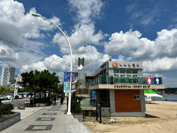 울산 동구 일산해수욕장 관광안내소 2층에 설치된 해파랑 쉼터. 동구청 제공 