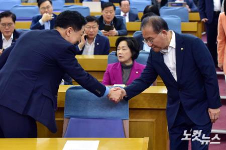 인사하는 김기현 대표-윤재옥 원내대표