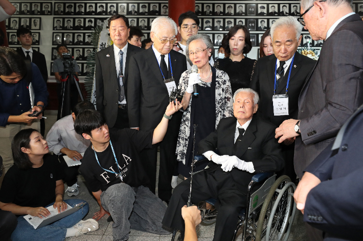 이승만 전 대통령 양자인 이인수 박사가 1일 오전 서울 강북구 수유동 4·19 묘역 유영봉안소를 참배하고 성명서를 발표하고 있다. 연합뉴스