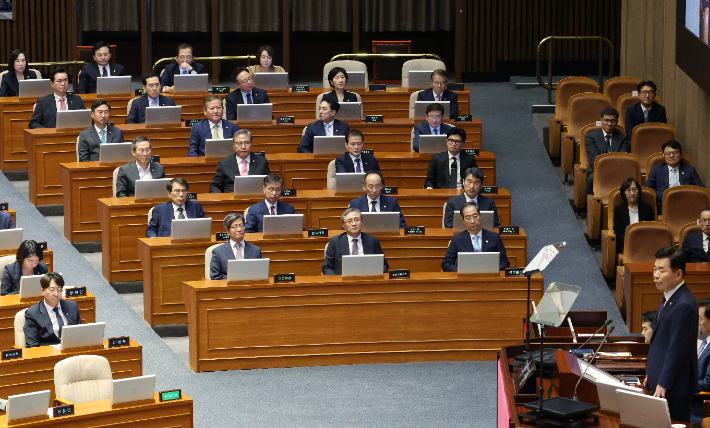 1일 국회 본회의장에서 열린 정기국회 개회식에서 한덕수 국무총리 등 국무위원들이 김진표 국회의장의 개회사를 듣고 있다. 연합뉴스