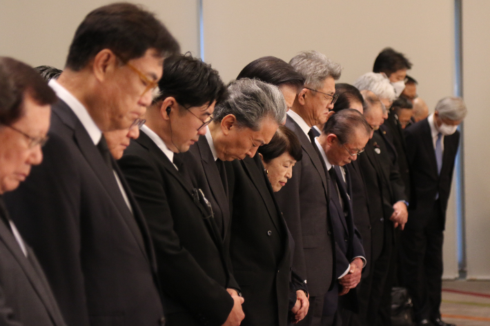 하토야마 유키오 전 일본 총리가 1일 도쿄 국제포럼에서 열린 '제100주년 관동대진재 한국인 순난자 추념식'에서 100년 전 지진 발생 시각인 오전 11시 58분에 맞춰 묵념하고 있다. 연합뉴스