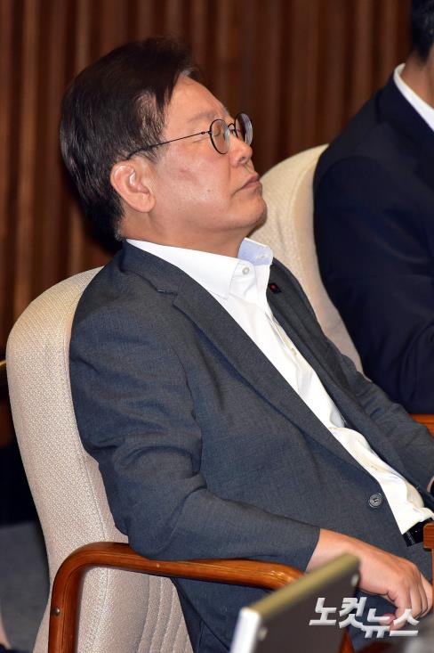 눈 감은 이재명 대표