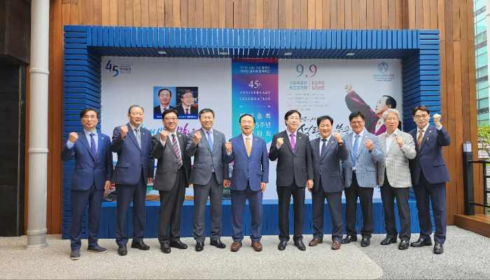 장종현 총회장(왼쪽에서 다섯 번째) 등 설립 45주년 기념대회 관계자들이 대회 성공을 위해 한 자리에 모였다. 