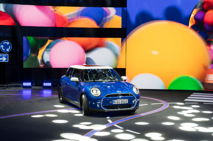 BMW 그룹의 프리미엄 소형차 브랜드 미니(MINI)가 1일(현지시간) 독일 뮌헨에서 미디어 데이를 열고, 신형 미니 쿠퍼와 컨트리맨의 순수 전기 모델을 세계 최초로 공개했다. BMW 그룹 제공