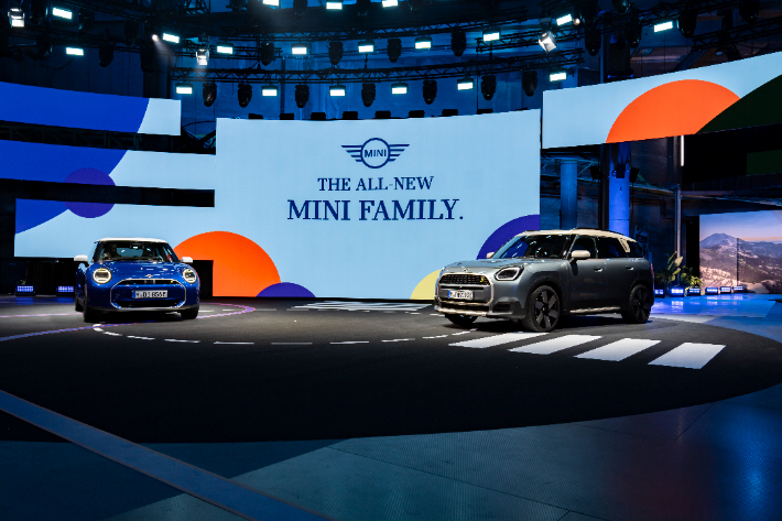 BMW 그룹의 프리미엄 소형차 브랜드 미니(MINI)가 1일(현지시간) 독일 뮌헨에서 미디어 데이를 열고, 신형 미니 쿠퍼와 컨트리맨의 순수 전기 모델을 세계 최초로 공개했다. BMW 그룹 제공