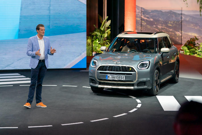 BMW 그룹의 프리미엄 소형차 브랜드 미니(MINI)가 1일(현지시간) 독일 뮌헨에서 미디어 데이를 열고, 신형 미니 쿠퍼와 컨트리맨의 순수 전기 모델을 세계 최초로 공개했다. BMW 그룹 제공