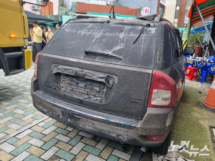 부산 동구 목욕탕 폭발 사고로 인근 골목에 주차된 차량이 검게 그을린 모습. 김혜민 기자