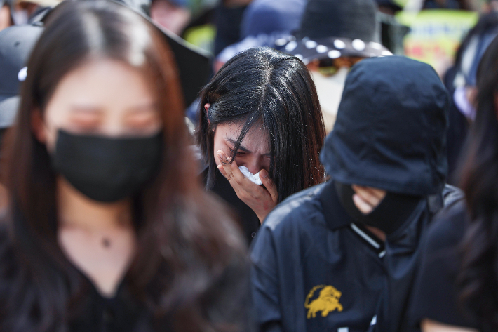 2일 오후 서울 영등포구 국회대로에서 열린 '50만 교원 총궐기 추모 집회'에서 교사들이 눈물을 흘리고 있다. 연합뉴스