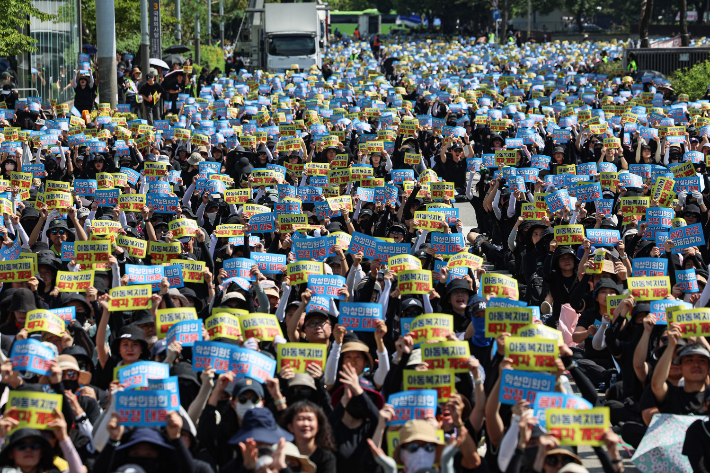 교사들이 2일 오후 서울 영등포구 국회대로에서 '50만 교원 총궐기 추모 집회'를 열고 있다. 연합뉴스
