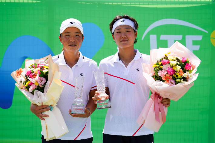 2일 국제테니스연맹(ITF) 국제여자테니스 1차 영월 대회 복식 우승을 차지한 김나리(왼쪽)와 김다빈. 프리랜서 김도원 기자