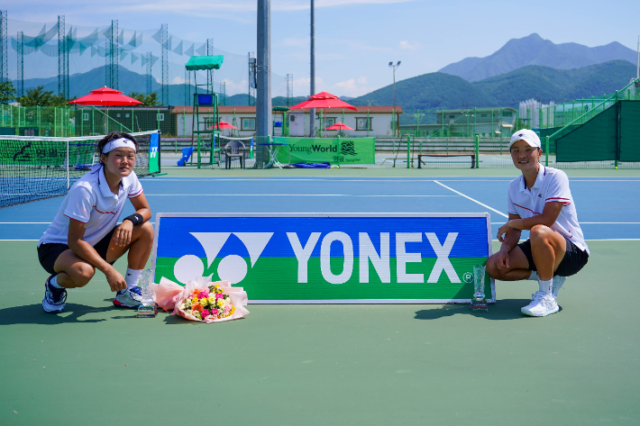 국제테니스연맹(ITF) 국제여자테니스 1차 영월 대회 복식 우승을 차지한 김다빈(왼쪽)-김나리. 김도원 기자