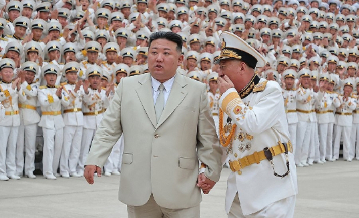 해군사령부를 방문한 북한 김정은 국무위원장. 연합뉴스