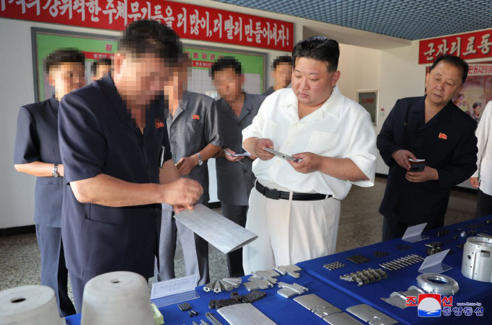 김정은 북한 국무위원장이 선박용 엔진 등을 생산하는 평안북도 북중기계연합기업소와 중요 군수공장을 시찰하는 모습. 연합뉴스