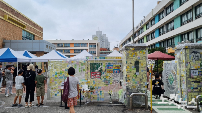 숨진 A씨가 근무한 서울 양천구의 한 초등학교에 마련된 추모공간. 양형욱 기자