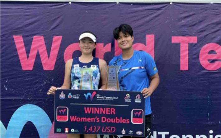 국제테니스연맹(ITF) 나콘시탐마랏 여자 국제 테니스 대회(W25) 복식에서 우승한 박소현(왼쪽)과 태국의 럭시카 쿰쿰. 스포티즌